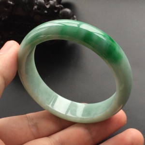 (超值推荐)糯冰种飘翠手镯(57.2mm)