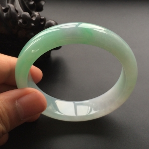 (超值推荐)糯冰种晴水略飘翠手镯(55.7mm)