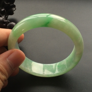(超值推荐)糯冰种飘翠手镯(56.2mm)