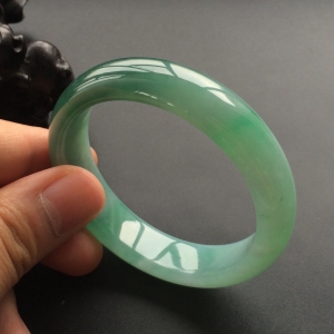 (超值推荐)糯冰种晴水略飘翠手镯(54.1mm)