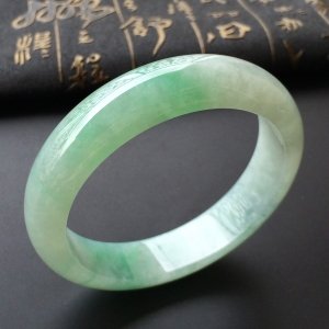 (超值推荐)糯冰种略飘翠手镯(57mm)