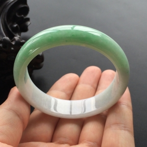 (超值推荐)糯冰种晴水略飘翠手镯(56.8mm)