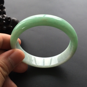 (超值推荐)糯冰种晴水略飘翠手镯(57mm)