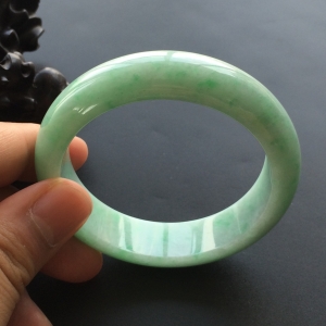(超值推荐)糯冰种飘翠手镯(58mm)