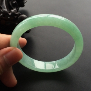 (超值推荐)糯冰种绿晴水手镯(56mm)