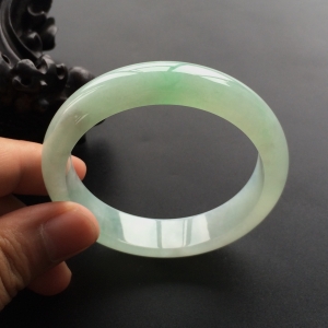 (超值推荐)糯冰种晴水略飘翠手镯(57.5mm)