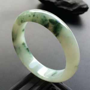（超值推荐）糯冰种飘花手镯（55mm）