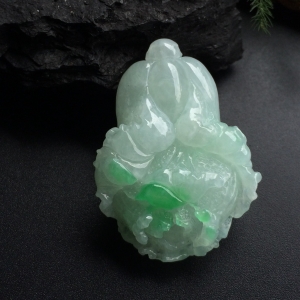 （超值推荐）糯冰种略飘翠白菜挂件