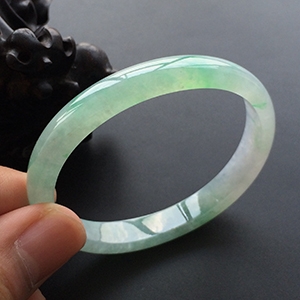 (超值推荐)冰种飘翠贵妃镯(54.2mm-45.7mm)