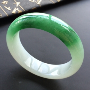 (超值推荐)糯冰种豆绿手镯(58.5mm)