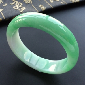 (超值推荐)糯冰种豆绿手镯(58mm)