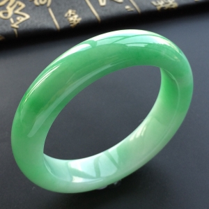 糯冰种翠色手镯(56.6mm)