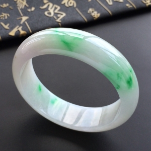 (超值推荐)糯冰种飘翠手镯(57.5mm)