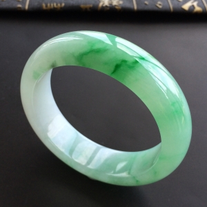 (超值推荐)糯冰种飘翠手镯(59.6mm)