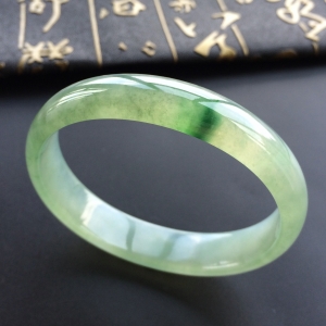 (超值推荐)冰种晴水略飘绿花贵妃镯(54.2mm-47.7mm)