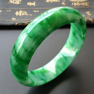 (超值推荐)糯冰种飘阳绿手镯(58.8mm)