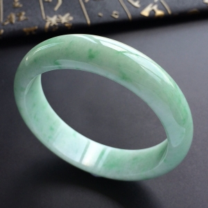 (超值推荐)糯冰种飘翠手镯(55.6mm)