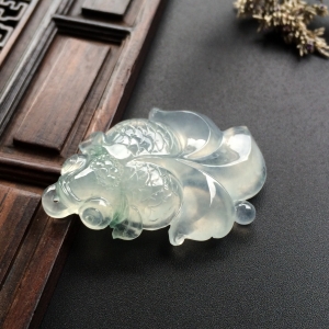 （超值推荐）冰种略飘花年年有余挂件