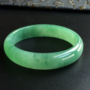(超值推荐)糯冰种绿晴水贵妃镯(57.3mm-49.9mm)