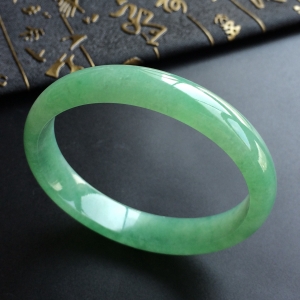 (超值推荐)糯冰种绿晴水贵妃镯(57.8mm-49.6mm)