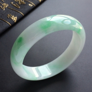 (超值推荐)糯冰种飘翠手镯(58.6mm)