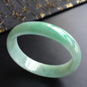 (超值推荐)糯冰种飘翠贵妃镯(57.2mm-51.6mm)