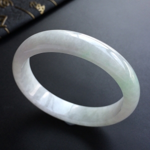 (超值推荐)糯冰种略飘翠贵妃镯(50.3mm-46.4mm)