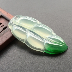 (超值推荐)冰种飘绿花玉叶挂件