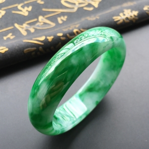 (超值推荐)糯冰种飘阳绿贵妃手镯(55.6mm-48.8mm)