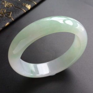 (超值推荐)糯冰种略飘花手镯(57.8mm)