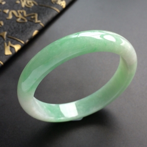 (超值推荐)糯冰种绿晴水略飘翠手镯(55mm)