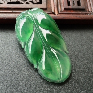 (超值推荐)冰种飘绿花玉叶挂件