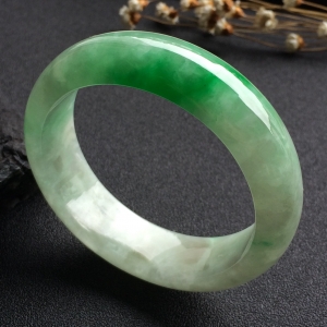 （超值推荐）糯冰种飘阳绿手镯（54.3mm）