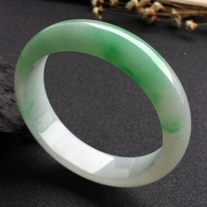（超值推荐）糯冰种飘翠手镯（55.6mm）