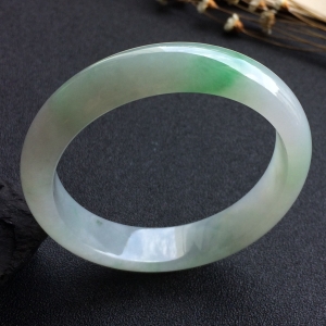 （超值推荐）糯冰种飘绿花手镯（55mm）