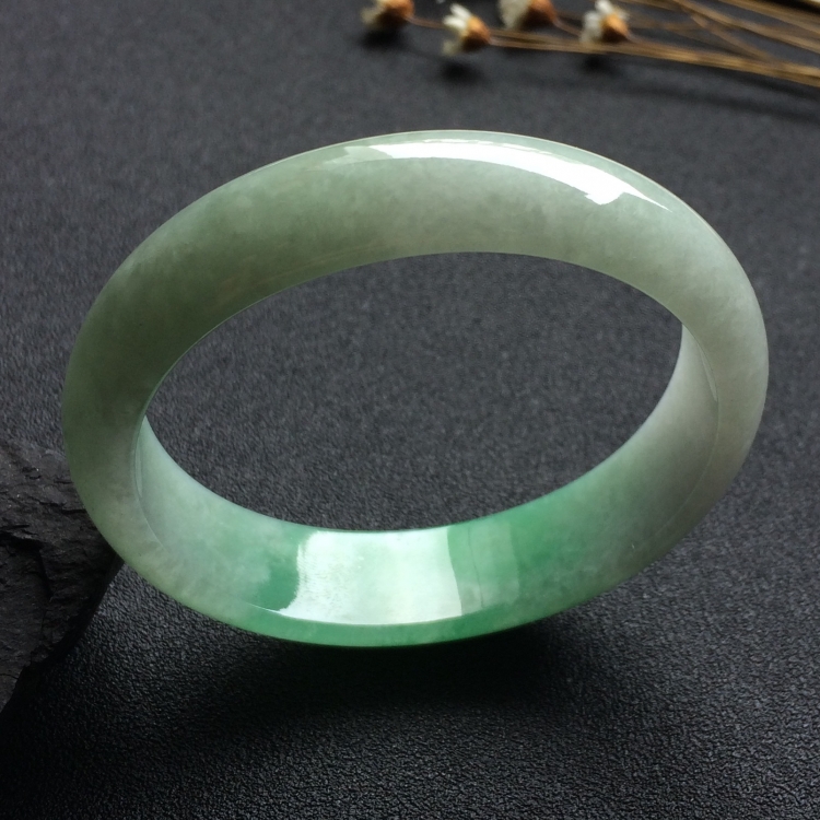 （超值推荐）糯冰种飘翠贵妃镯（54.6mm-48.7mm）