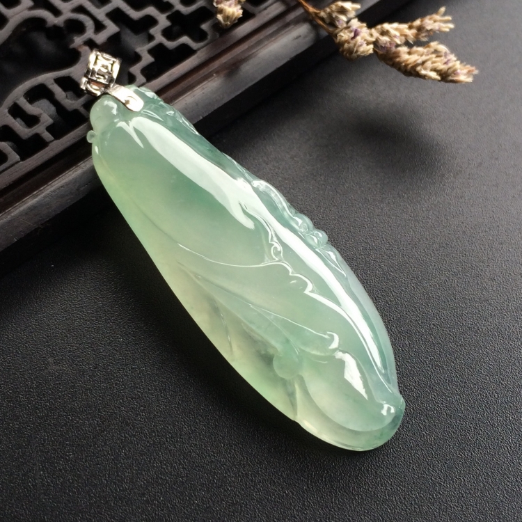 （超值推荐）冰种略飘花玉兰花挂件