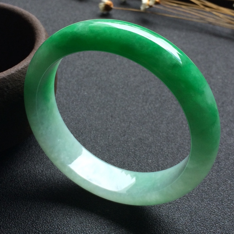 （超值推荐）糯冰种翠色手镯（56.3mm）