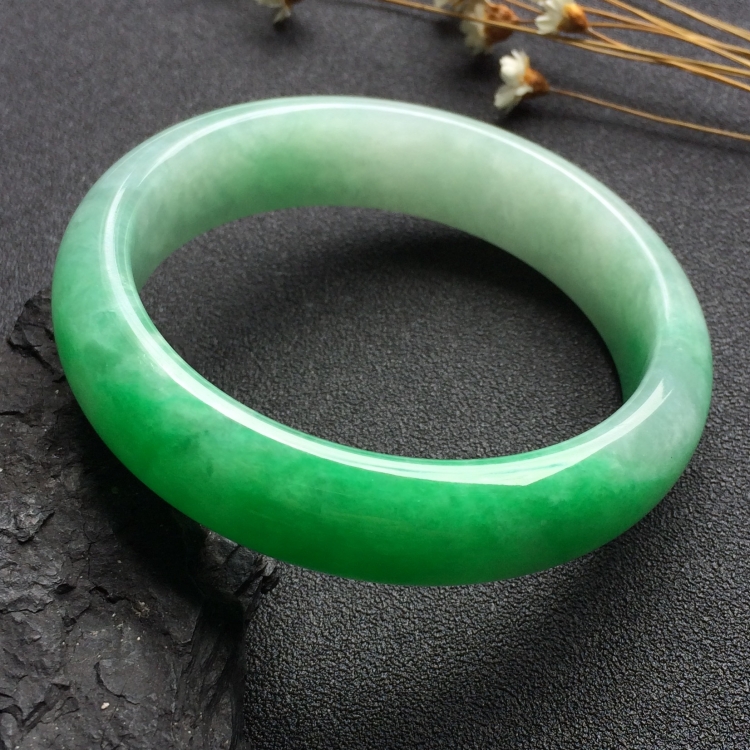 （超值推荐）糯冰种翠色手镯（56.3mm）