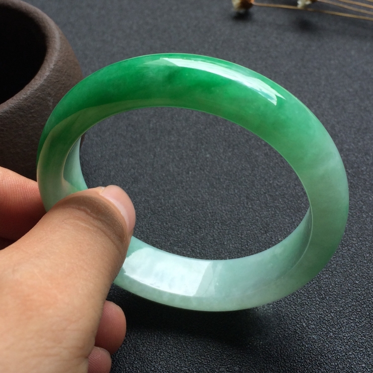 （超值推荐）糯冰种翠色手镯（56.3mm）