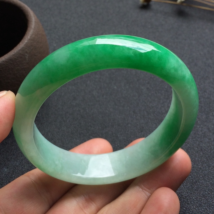 （超值推荐）糯冰种翠色手镯（56.3mm）