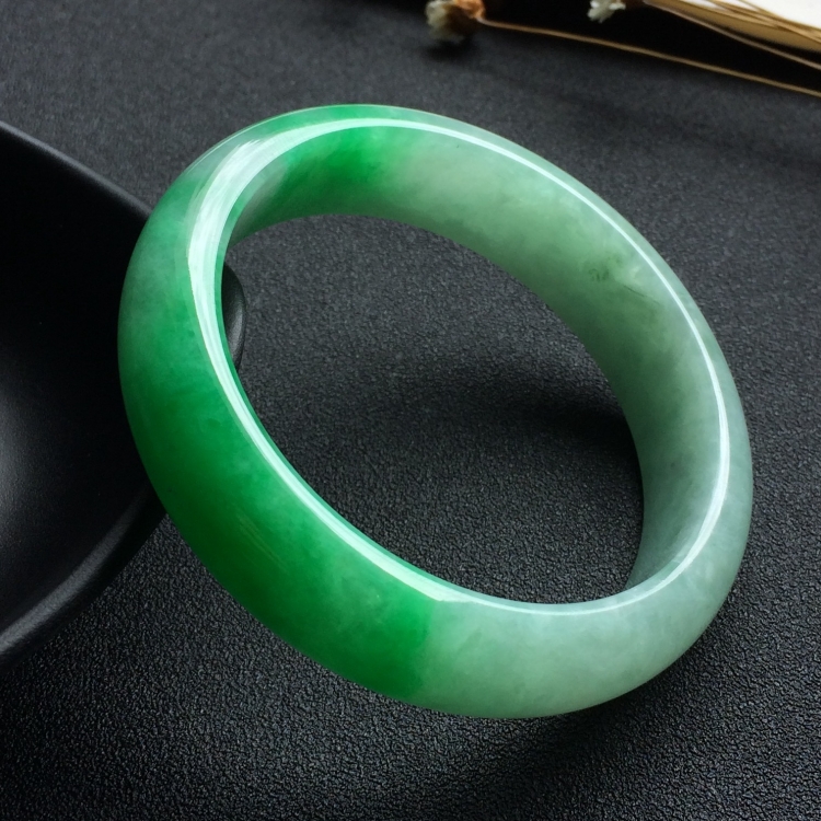 （超值推荐）糯冰种翠色手镯（56.2mm）