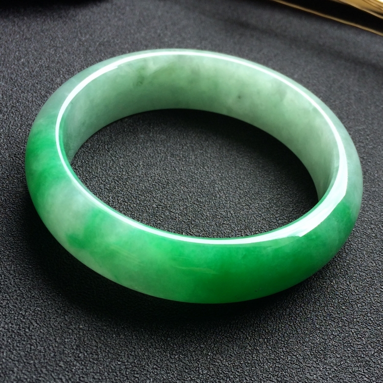 （超值推荐）糯冰种翠色手镯（56.2mm）