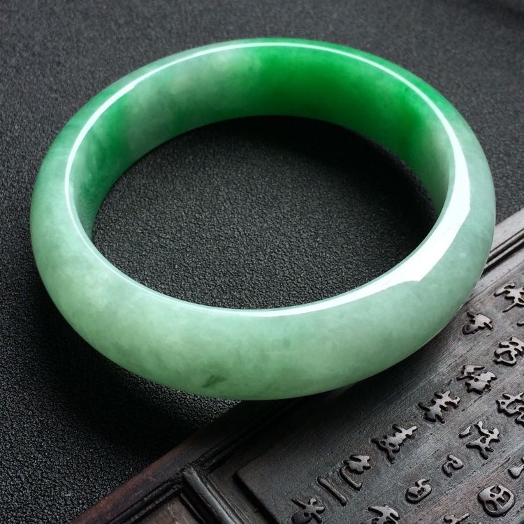 （超值推荐）糯冰种翠色手镯（56.2mm）
