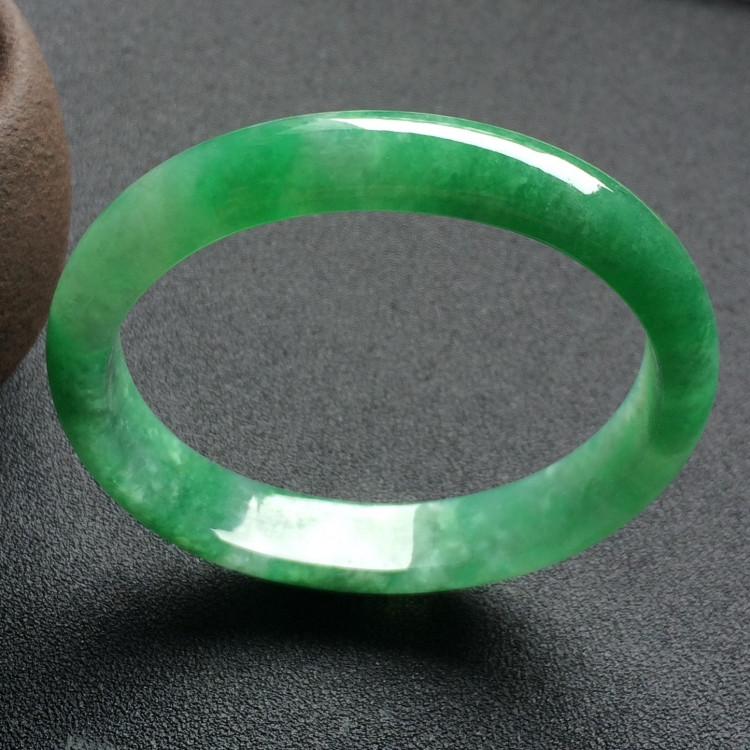 （超值推荐）糯冰种飘绿花贵妃镯（54.5mm-47.1mm）