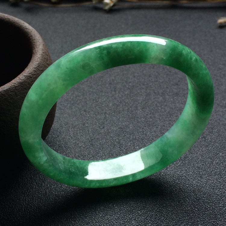 （超值推荐）糯冰种飘绿花贵妃镯（54.5mm-47.1mm）