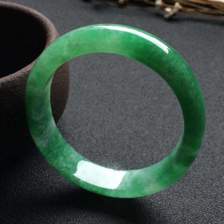 （超值推荐）糯冰种飘绿花贵妃镯（54.5mm-47.1mm）