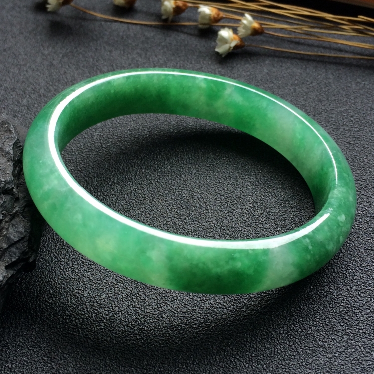 （超值推荐）糯冰种飘绿花贵妃镯（54.5mm-47.1mm）
