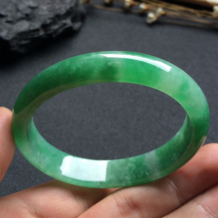 （超值推荐）糯冰种飘绿花贵妃镯（54.5mm-47.1mm）