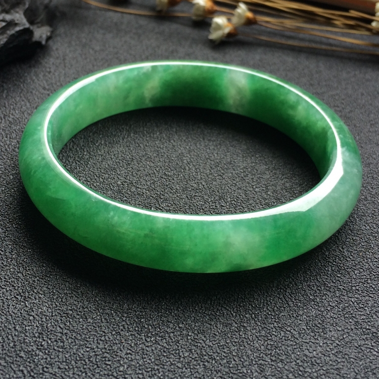 （超值推荐）糯冰种飘绿花贵妃镯（54.5mm-47.1mm）